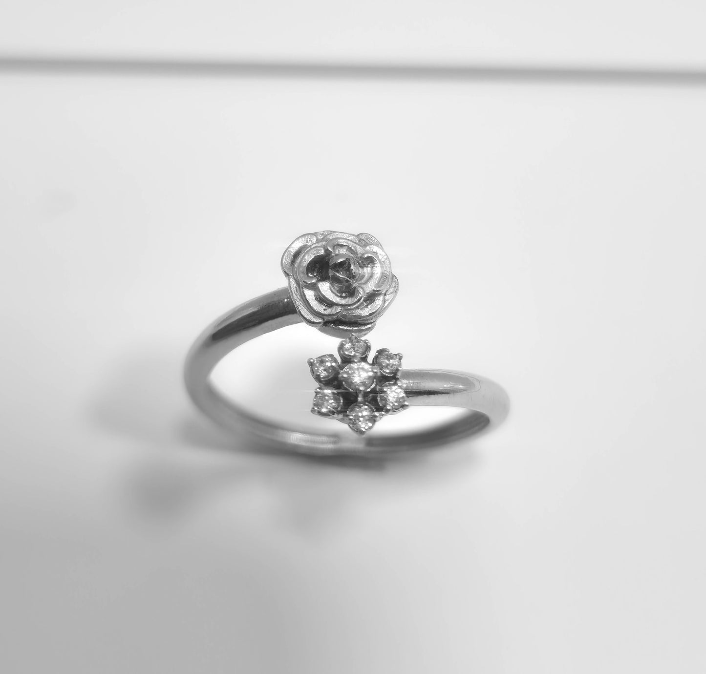 Anello Contrariè “Rosa di Luce” in Argento 925 con Zirconi