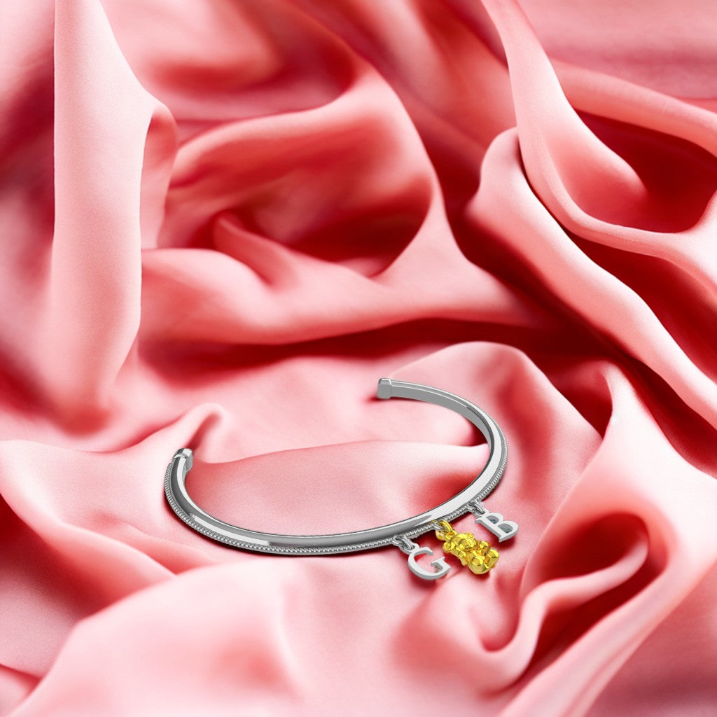 Bracciale rigido in argento con lettere personalizzabili e charm orsacchiotto in oro 9 carati