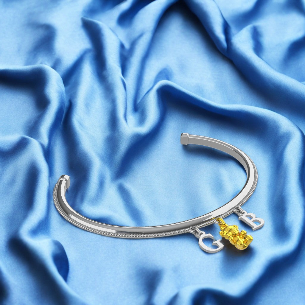 Bracciale rigido in argento con lettere personalizzabili e charm orsacchiotto in oro 9 carati
