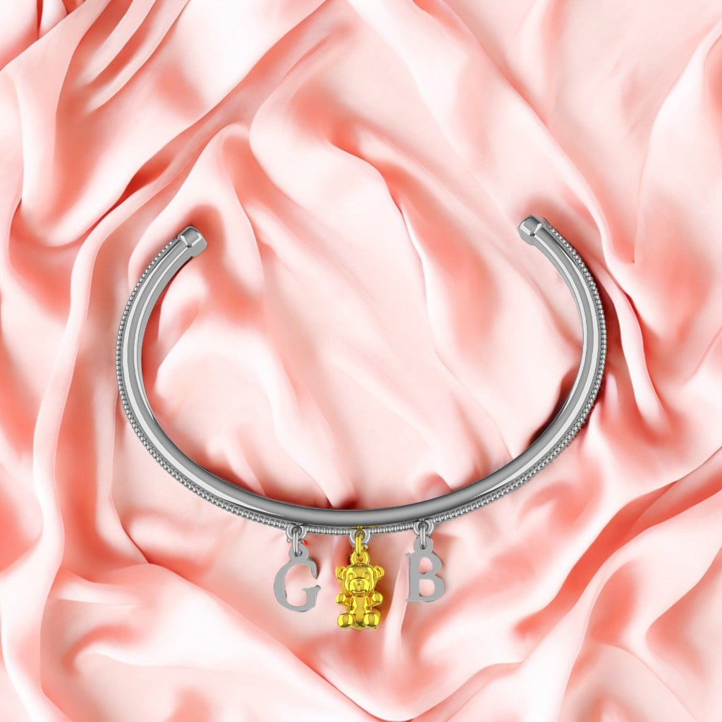 Bracciale rigido in argento con lettere personalizzabili e charm orsacchiotto in oro 9 carati