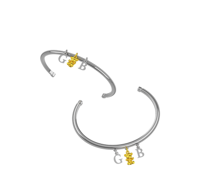 Bracciale rigido in argento con lettere personalizzabili e charm orsacchiotto in oro 9 carati