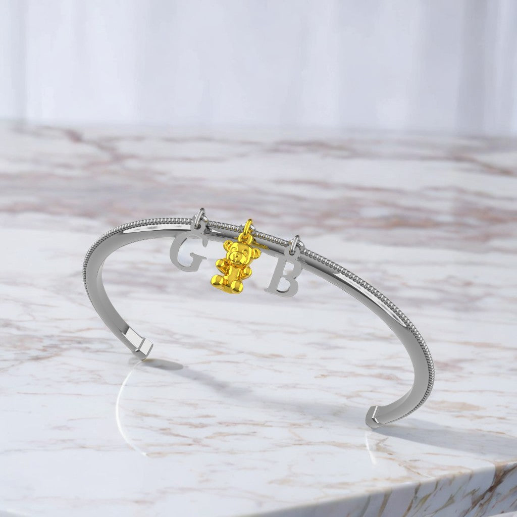 Bracciale rigido in argento con lettere personalizzabili e charm orsacchiotto in oro 9 carati