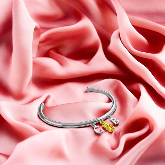 Bracciale rigido in argento con lettere personalizzabili e charm orsacchiotto in oro 9 carati